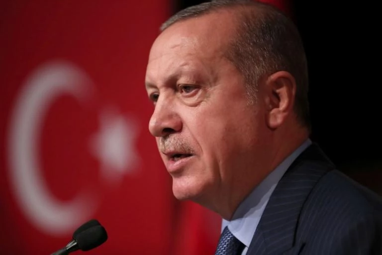 Ερντογάν – Βερολίνο: Μόλις πάτησε το πόδι του και κάλεσε τη Μέρκελ να χαρακτηρίσει το κίνημα του Γκιουλέν τρομοκρατική οργάνωση!